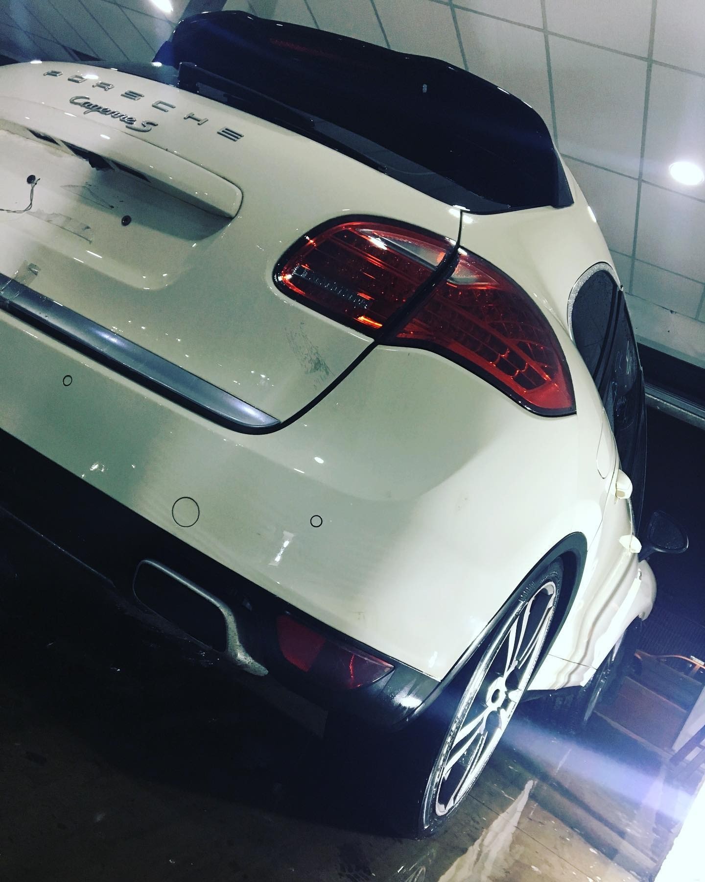 Detalhe de veículo premium no estoque